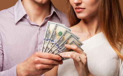 Женщина, мужчина и его деньги